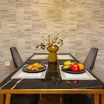 Two-bedroom With Free Private Parking And 6min To Center Апартамент
