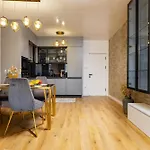 Two-bedroom With Free Private Parking And 6min To Center Апартамент *