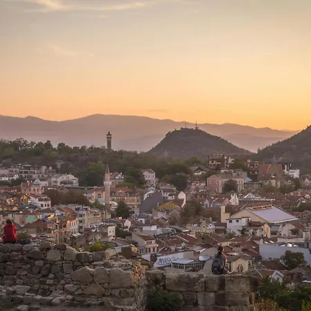 Two-bedroom With Free Private Parking And 6min To Center * פלובדיב