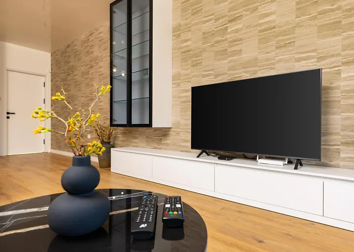 Two-bedroom With Free Private Parking And 6min To Center