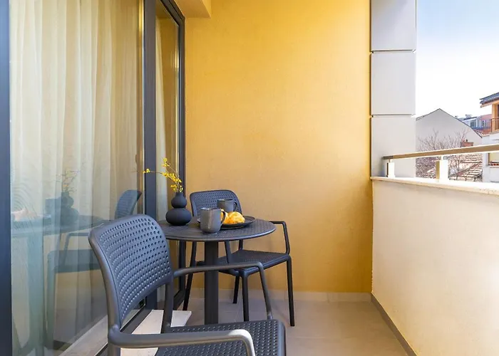 Two-bedroom With Free Private Parking And 6min To Center דירה פלובדיב