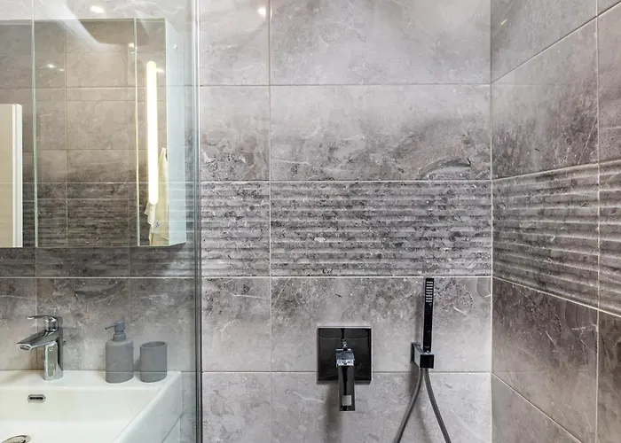 Two-bedroom With Free Private Parking And 6min To Center *