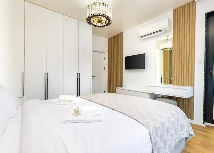 Two-bedroom With Free Private Parking And 6min To Center דירה