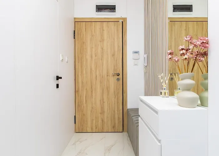 Two-bedroom With Free Private Parking And 6min To Center