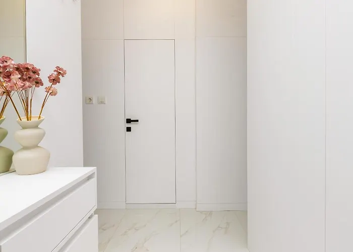 Two-bedroom With Free Private Parking And 6min To Center דירה