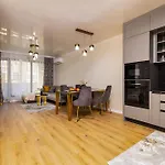Two-bedroom With Free Private Parking And 6min To Center Apartment