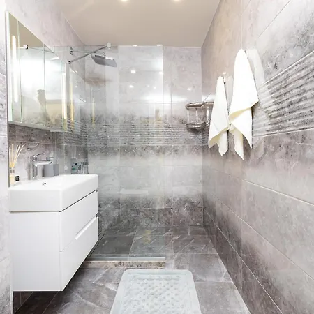 Two-bedroom With Free Private Parking And 6min To Center 아파트 *