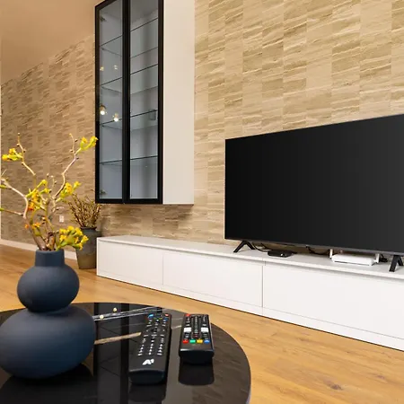 Two-bedroom With Free Private Parking And 6min To Center