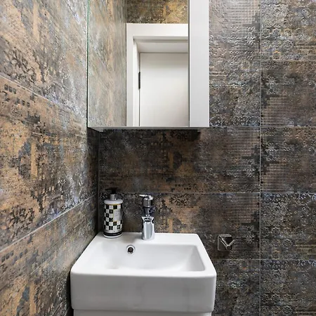 Two-bedroom With Free Private Parking And 6min To Center * 플로브디프