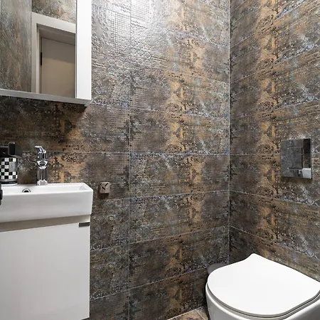 아파트 Two-bedroom With Free Private Parking And 6min To Center *