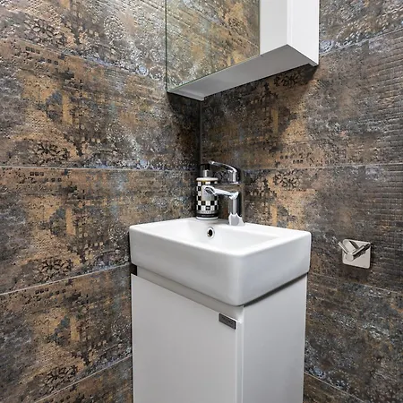 아파트 Two-bedroom With Free Private Parking And 6min To Center 플로브디프