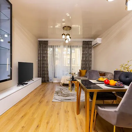 Two-bedroom With Free Private Parking And 6min To Center