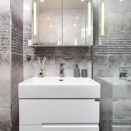 아파트 Two-bedroom With Free Private Parking And 6min To Center *