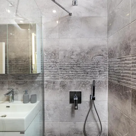 Two-bedroom With Free Private Parking And 6min To Center *