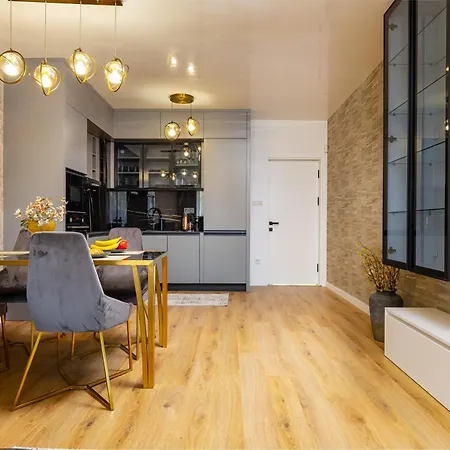 Two-bedroom With Free Private Parking And 6min To Center 아파트 *