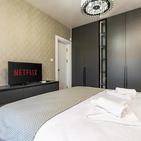 Two-bedroom With Free Private Parking And 6min To Center 플로브디프