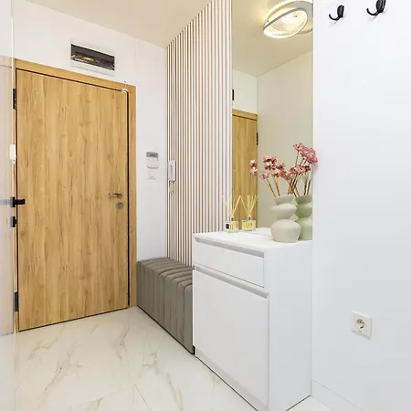 아파트 Two-bedroom With Free Private Parking And 6min To Center 플로브디프