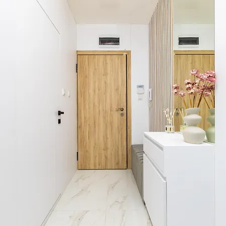 Two-bedroom With Free Private Parking And 6min To Center