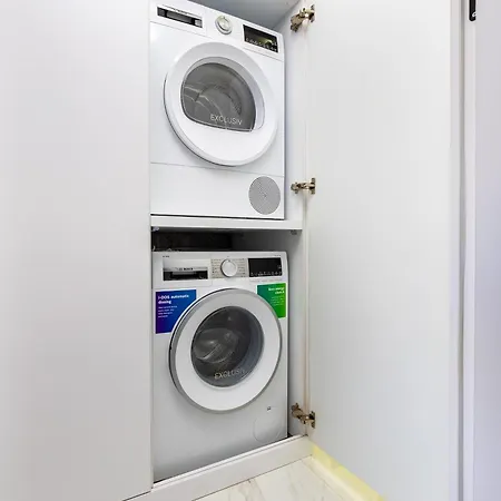 Two-bedroom With Free Private Parking And 6min To Center 아파트 플로브디프