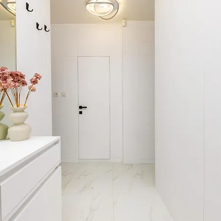 Two-bedroom With Free Private Parking And 6min To Center 아파트