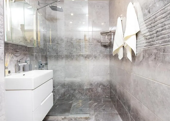 Two-bedroom With Free Private Parking And 6min To Center Διαμέρισμα *