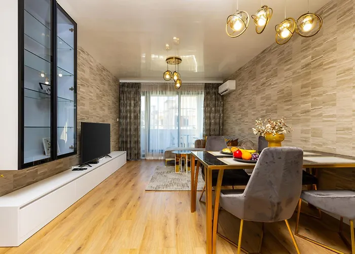 Two-bedroom With Free Private Parking And 6min To Center بلوفديف