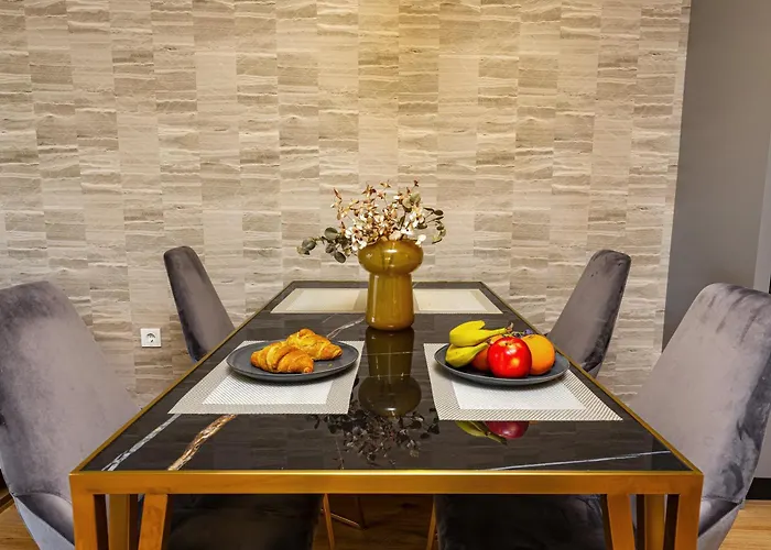 Two-bedroom With Free Private Parking And 6min To Center شقة